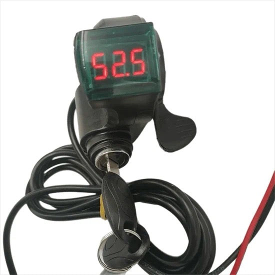 צג וולטים עם ידית גז וסוויץ לקורקינט ואופניים חשמליים – שליטה וניטור מתח
